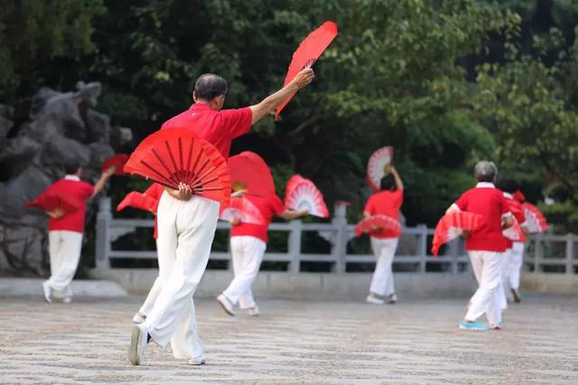舞动时代风采，最新三步广场舞引领潮流风尚