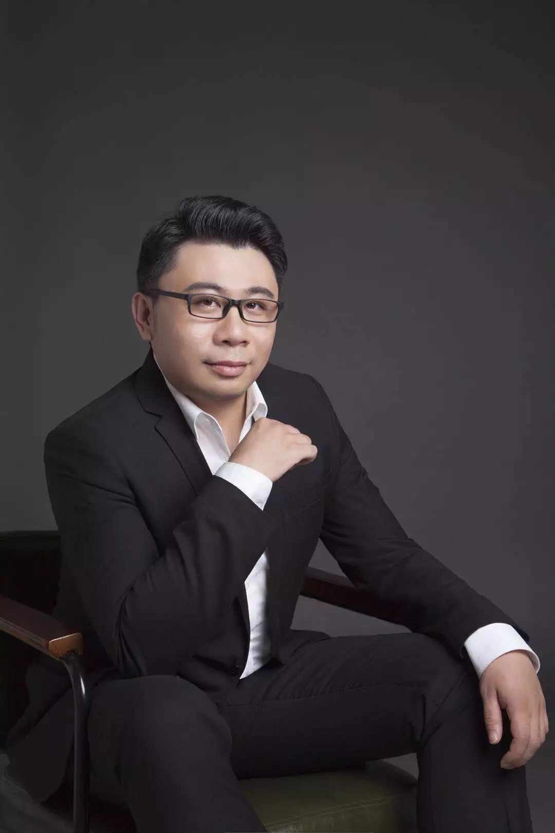 陈肯，引领时尚潮流，展现魅力四溢的新风尚