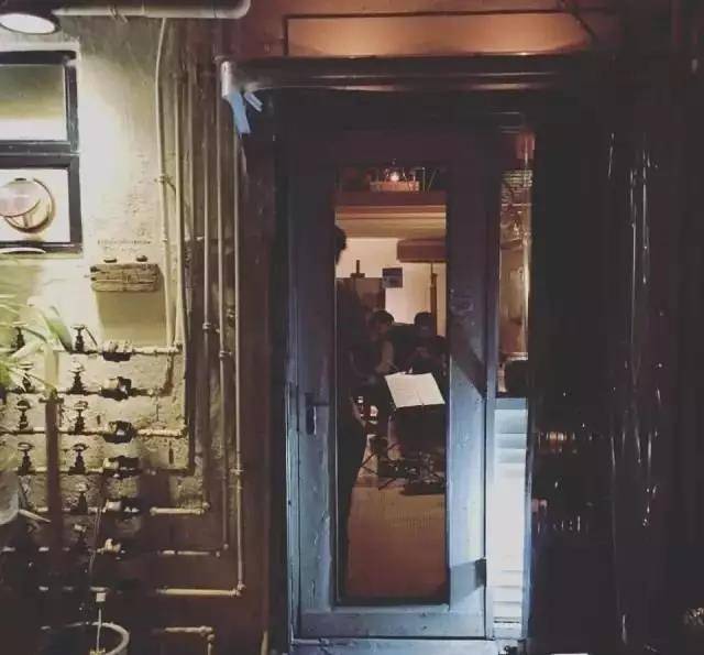 男子KO最新视频与小巷深处的特色小店，探寻隐藏魅力之旅！