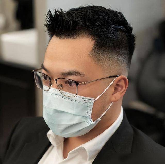 最新男发型趋势，自信与成就感的重塑之旅